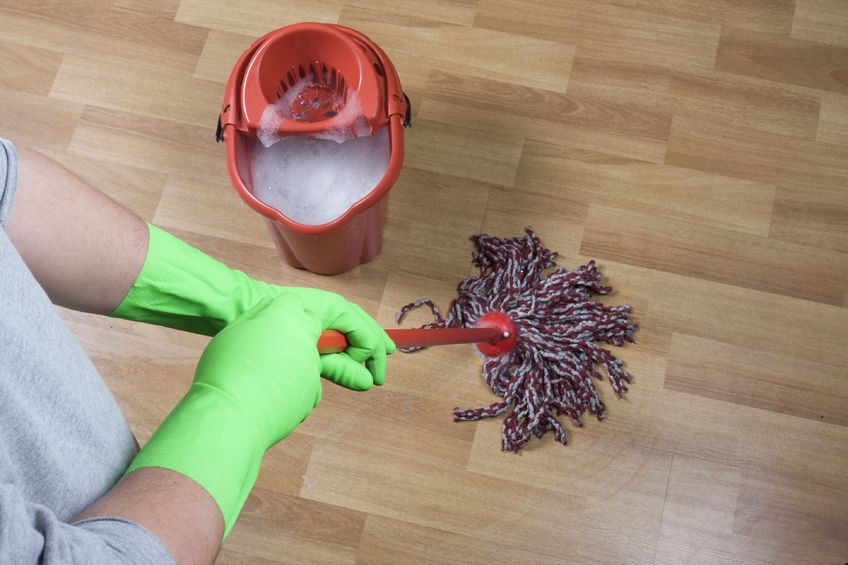 Cómo limpiar el suelo laminado: trucos para que recupere el brillo